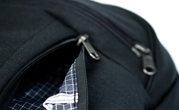 A close shot of the zipper of the Synapse 19.